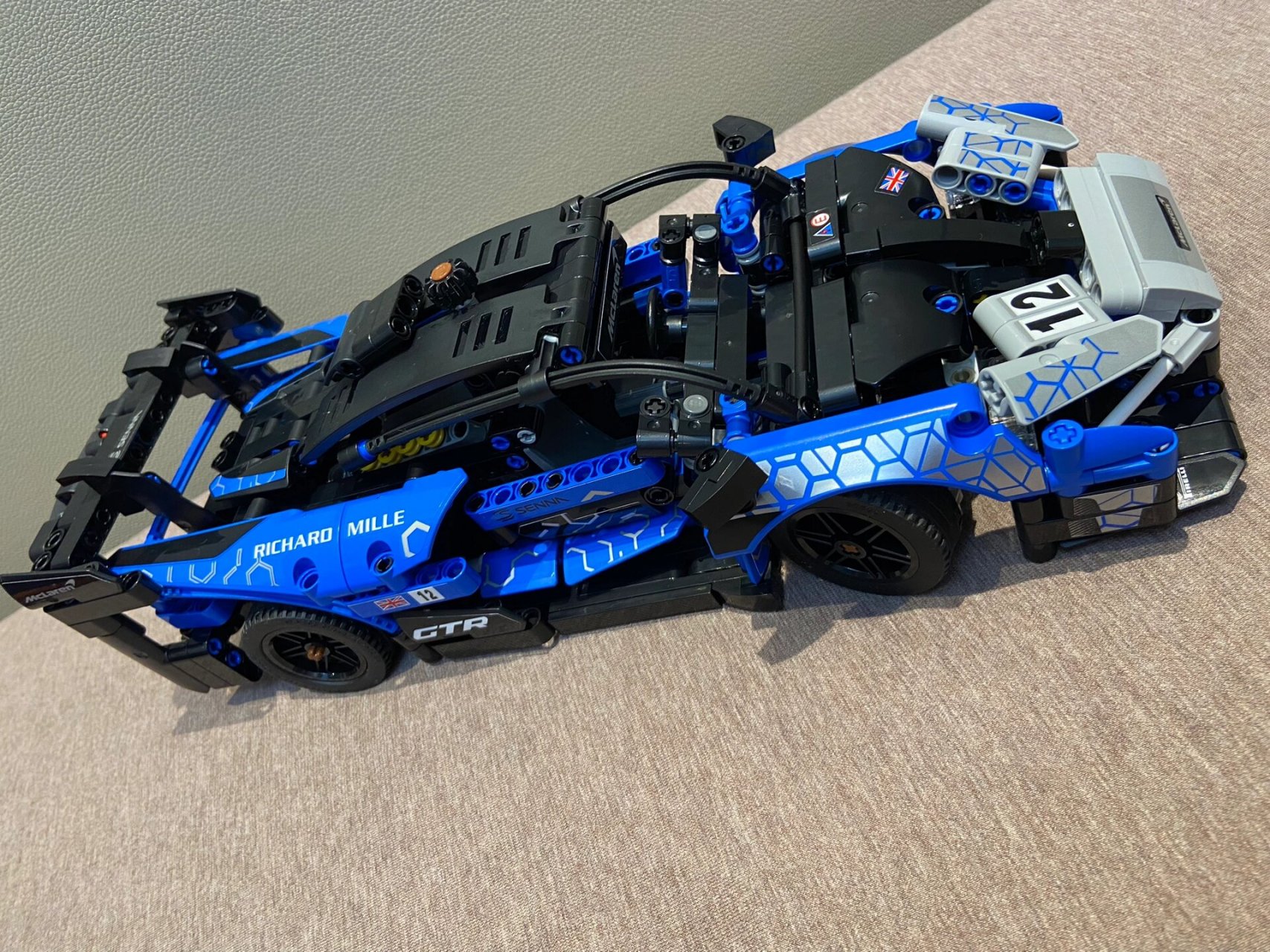 lego42123迈凯伦塞纳gtr 830颗装 2个人4个小时的成果 爱上这种沉浸式