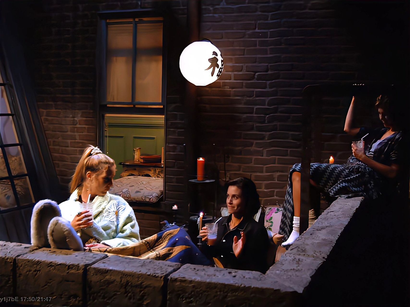 老友记朋友圈背景3|天台喝酒 不开心的时候跟好朋友在阳台喝喝酒,偷窥