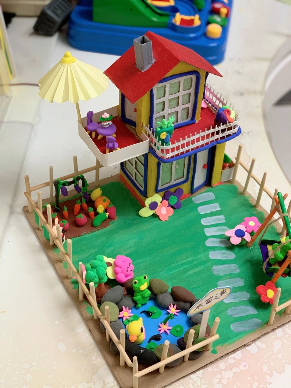 手工粘土小房子,小院子,废旧纸箱改造 最近大宝的幼儿园作业有点多哈