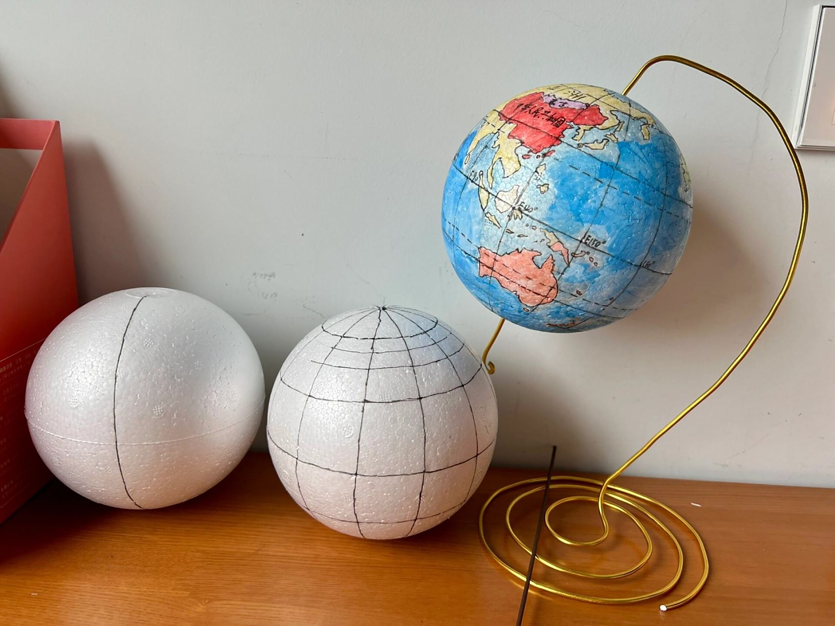 初中生的手工地球仪上 如图淘宝购三个泡沫球(防止画错,也好先练手).