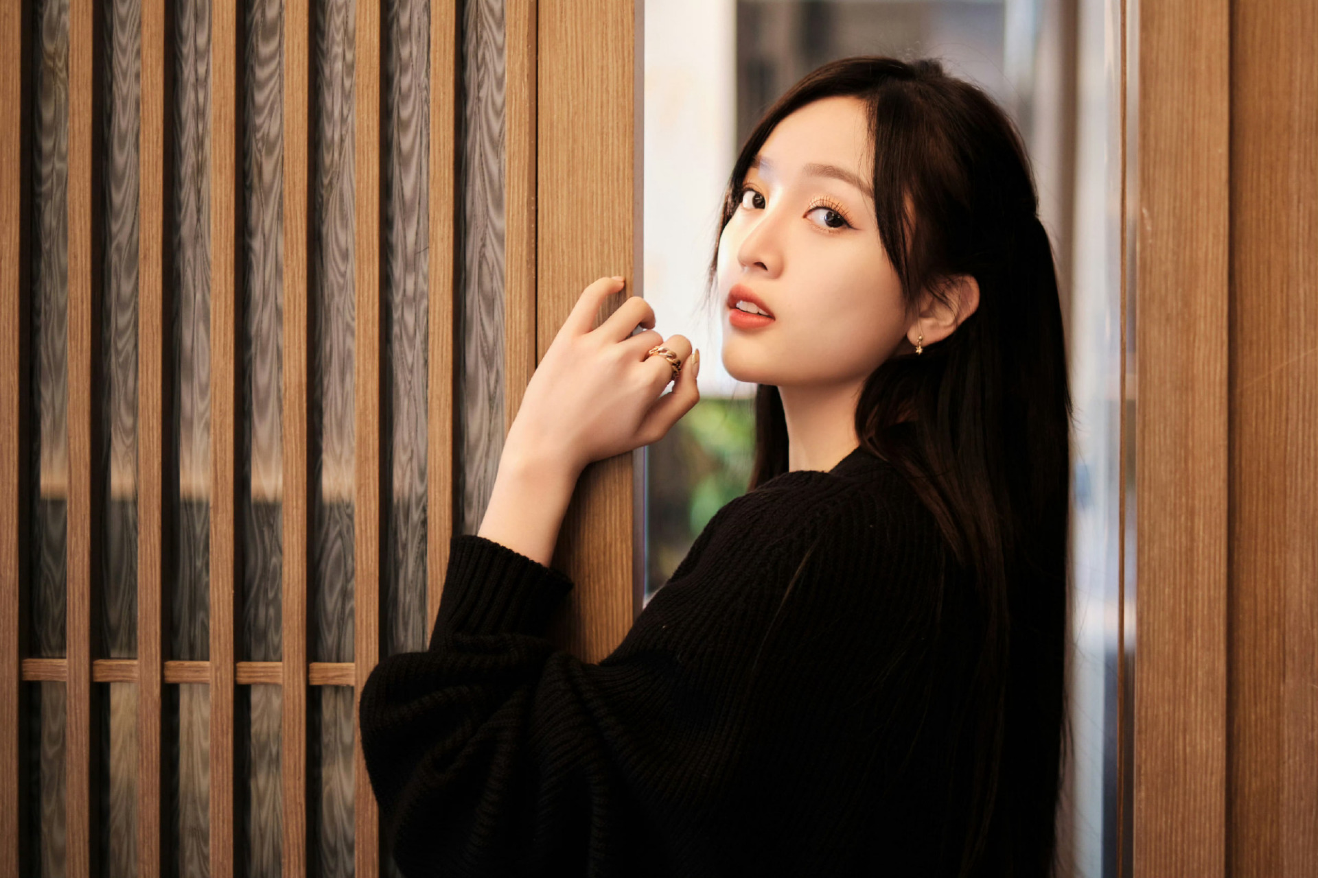 吴宣仪黑白色彩甜美穿搭