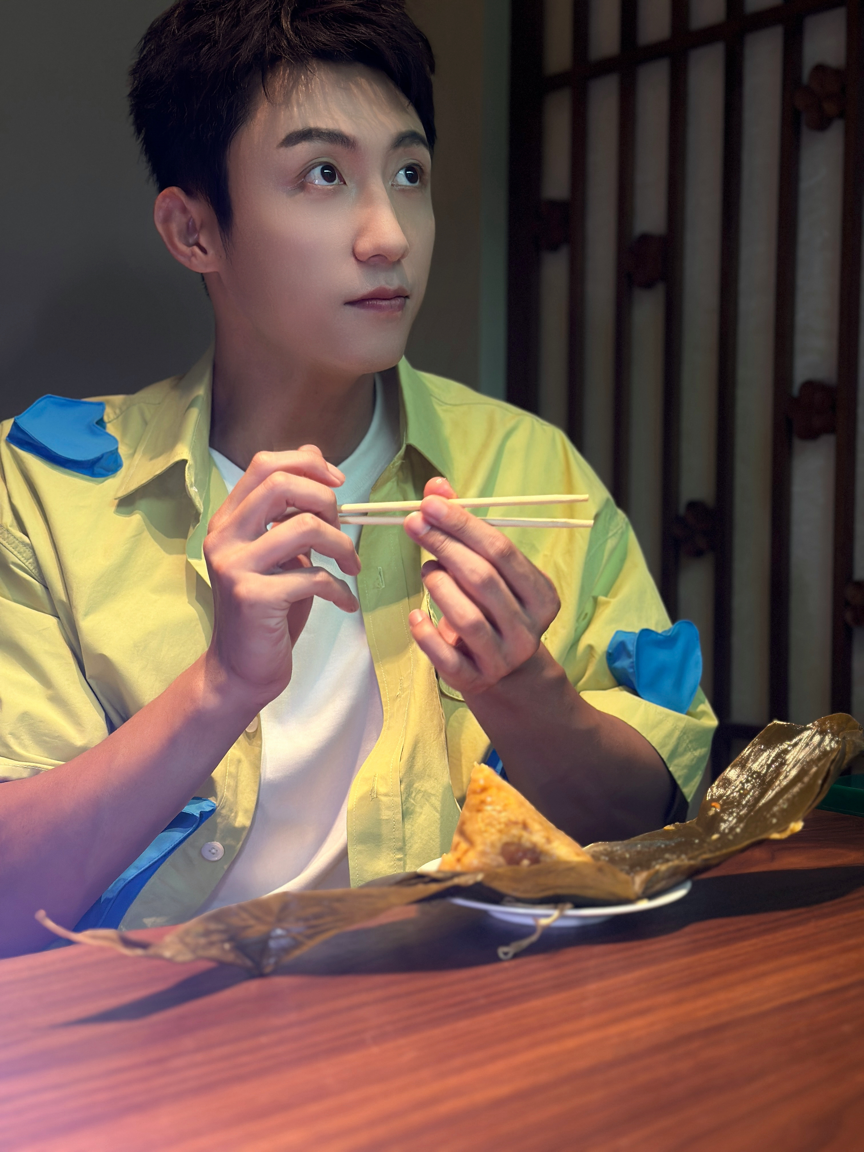 boss黄景瑜吃粽子第三视角送达"粽"是碳水也是快乐,遥祝端午安康