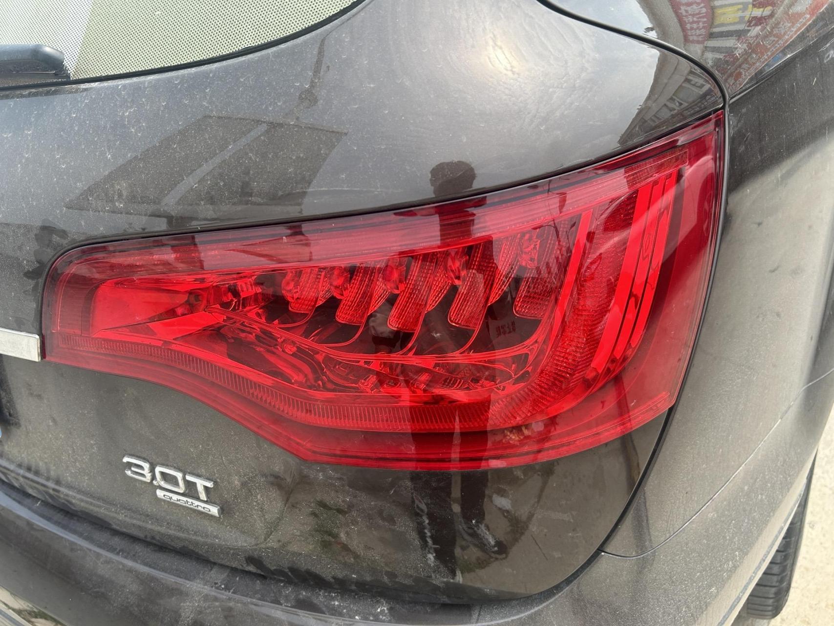 奥迪q7更换尾灯灯罩.