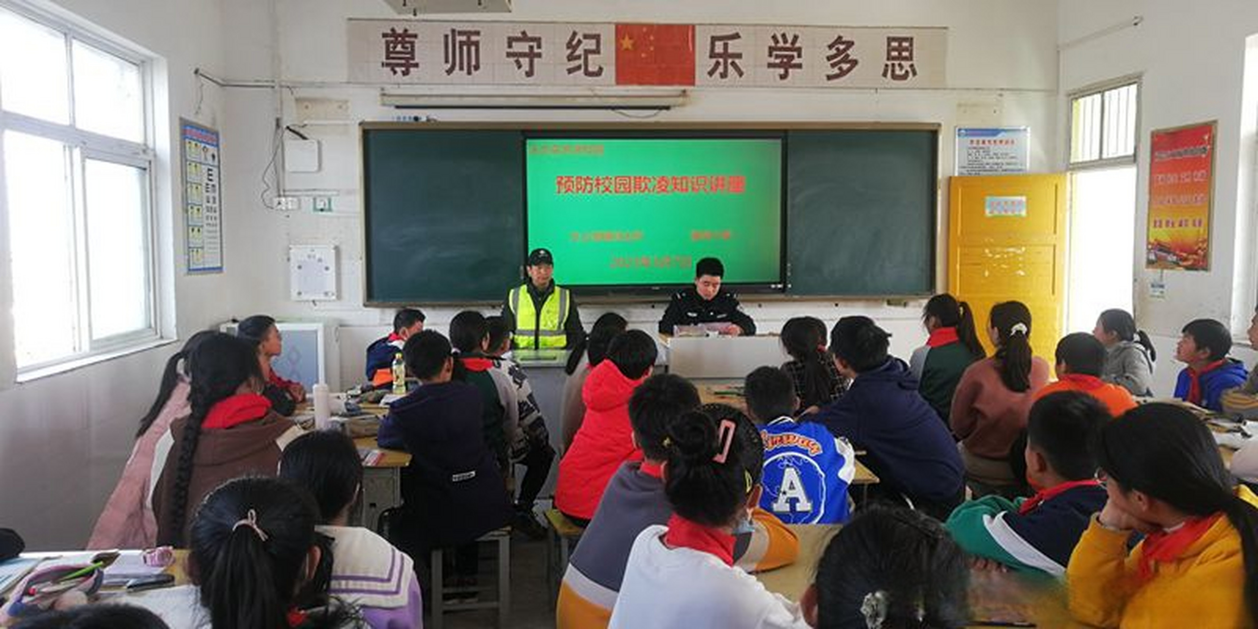 校园,保护未成年】 近日,明光网安大队联合女山湖派出所走近邵岗小学