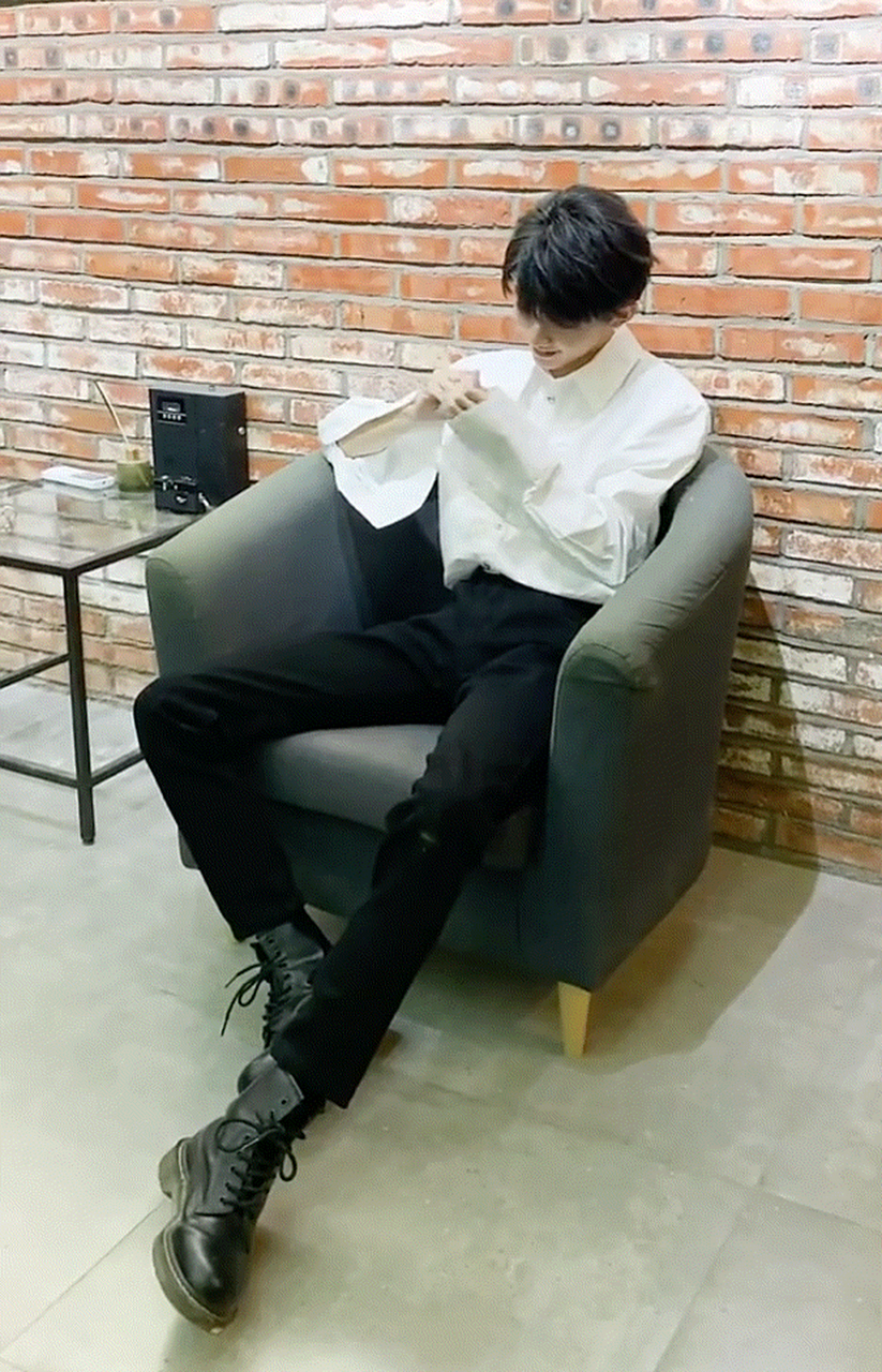 咱就是说谁不羡慕马嘉祺的腿呢,这腿是女生看了也会羡慕的程度吧!