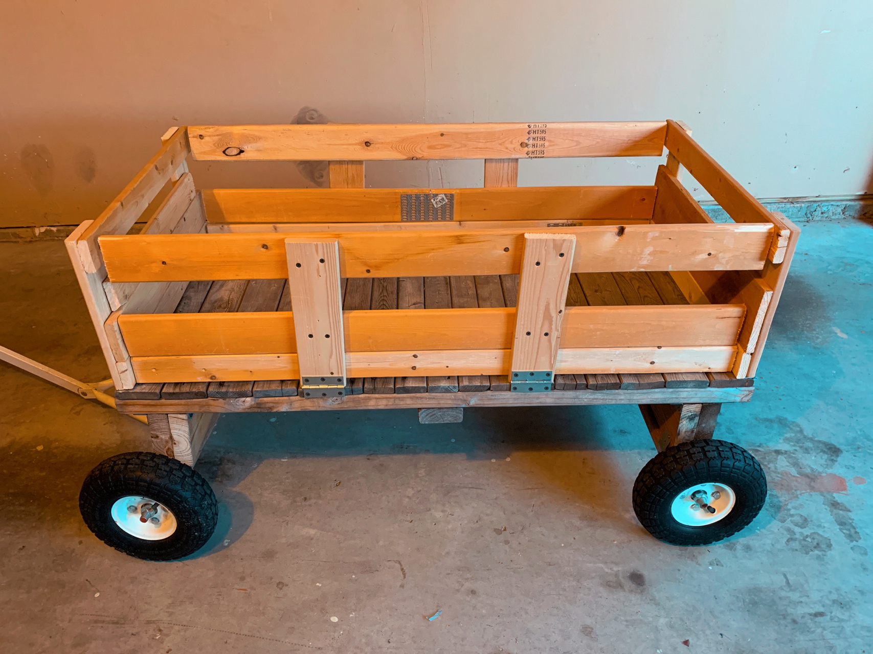 边角料diy简单实用的小拖车 利用做project剩下的边角料,再买四个轮子