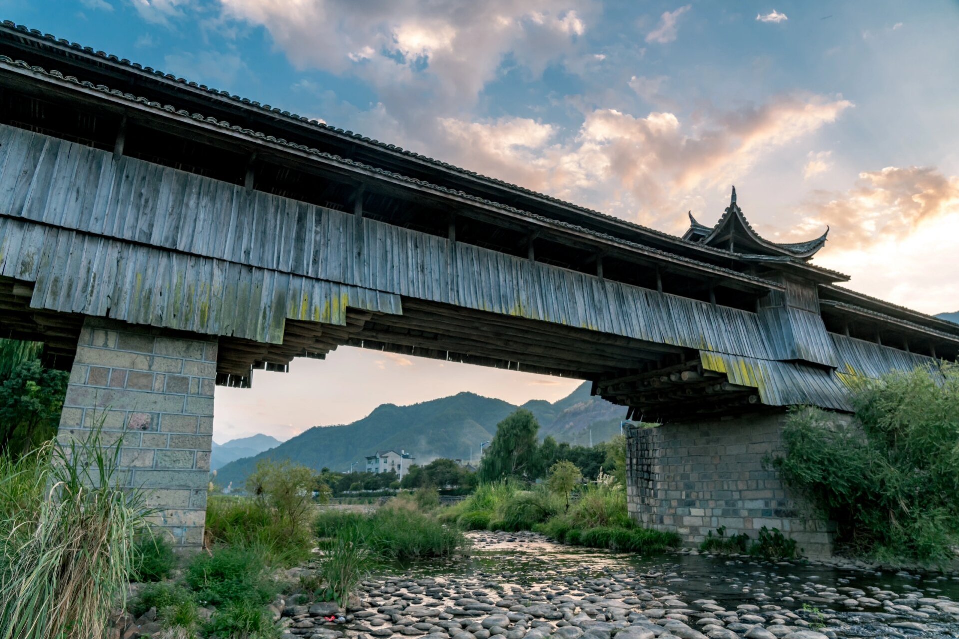 的廊桥|安仁镇永和桥 【介绍】 永和桥位于浙江省龙泉市安仁镇项边村