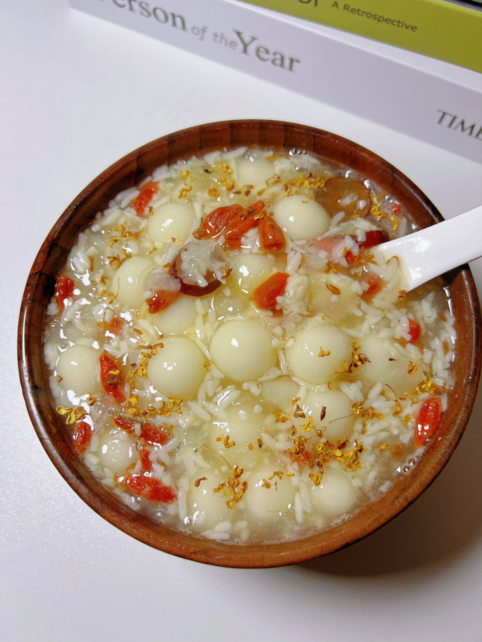 小丸子的q弹!银耳的润滑! 还有一股淡淡桂花香夹着酒香,清甜又好喝!