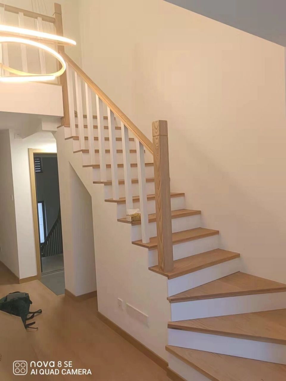 84平米旧房改造收尾,原木风楼梯明亮温馨.