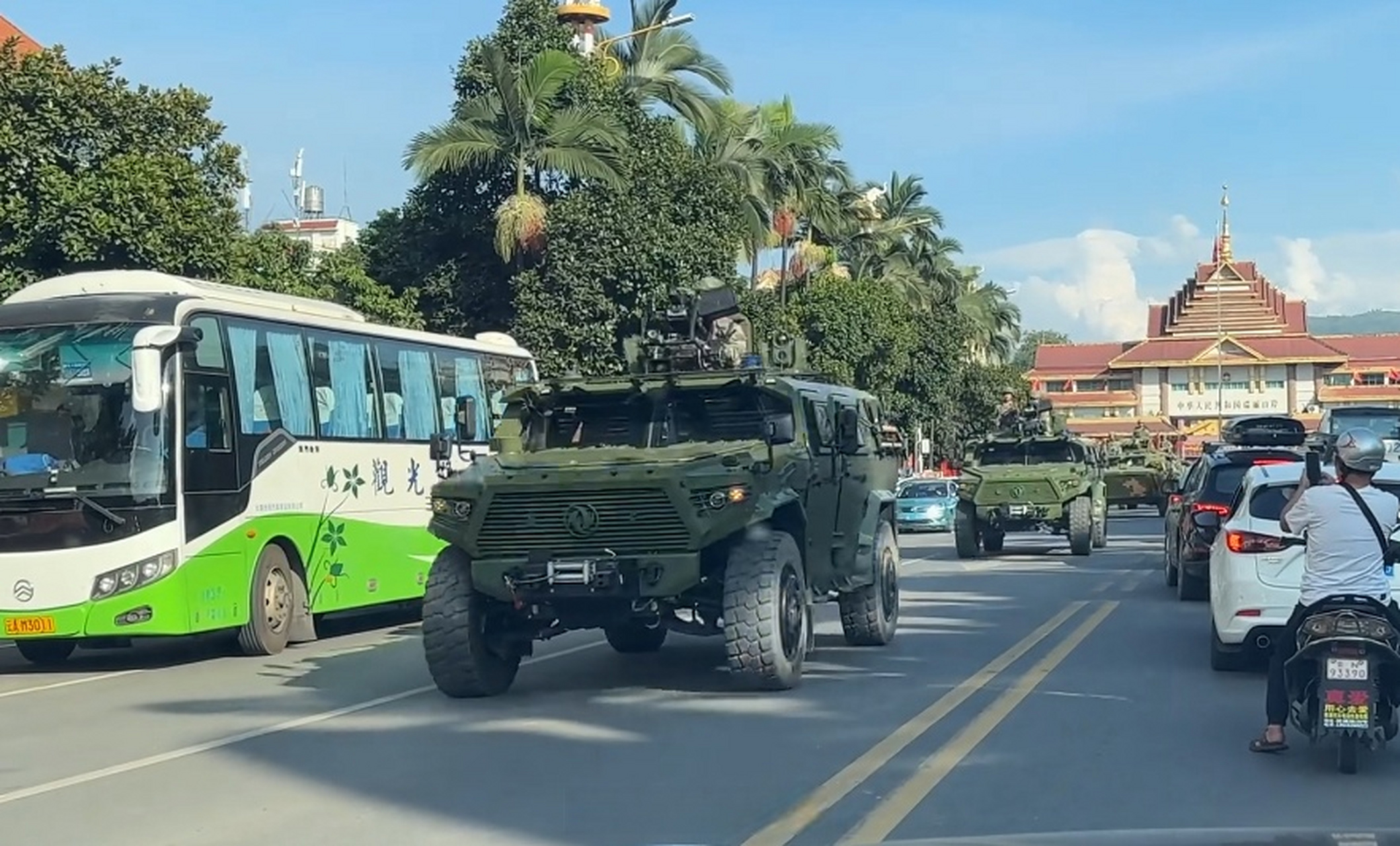 猛士三代突击车的确方便,有一定的轻武器防护性,在城市里巡逻最合适