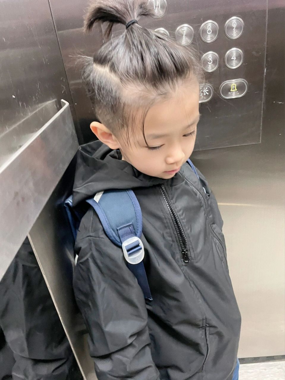 男孩的小辫子好可爱