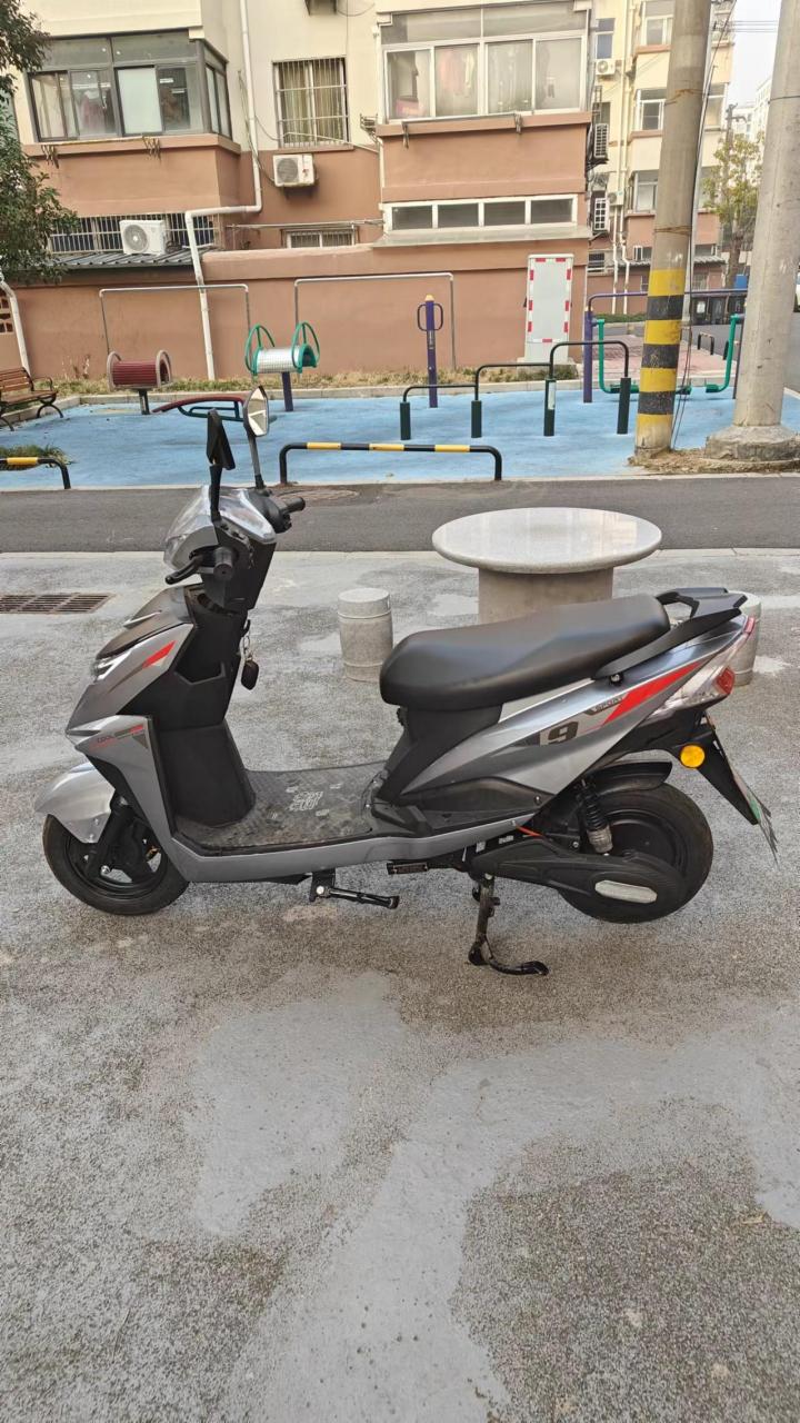 电动车,牌子是豪顺,买了2个月的新车,99新,60伏20电池,满电好骑50公里