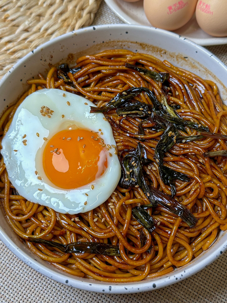 最近居家闲来无事重温向往 又怀念起了黄磊的葱油拌面 加上一个流心