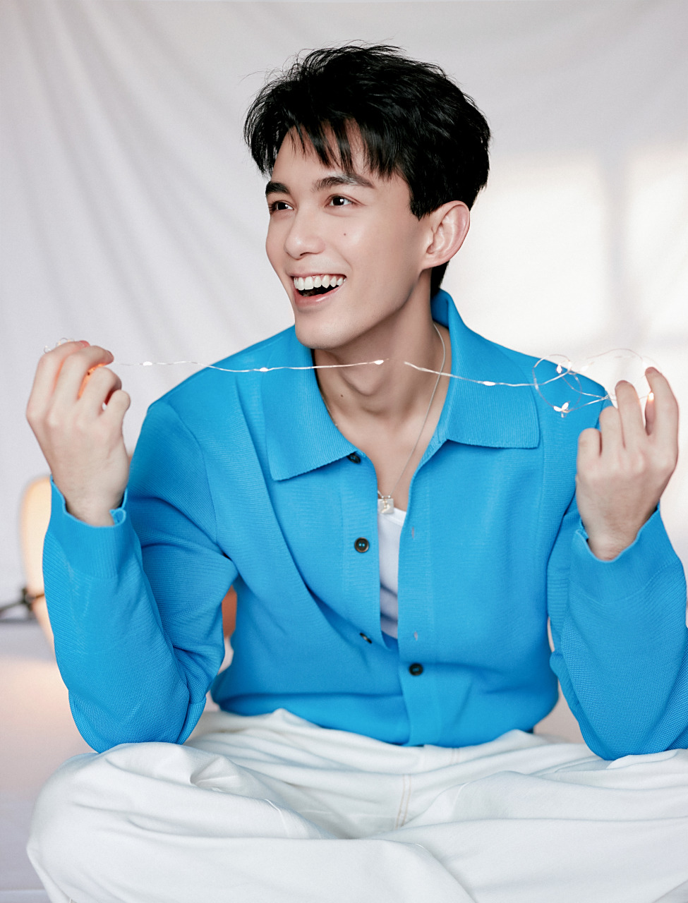 吴磊# 斑驳的日光追溯安然薄暮,故事朦胧缱绻,闯进轻盈梦境.吴磊leo