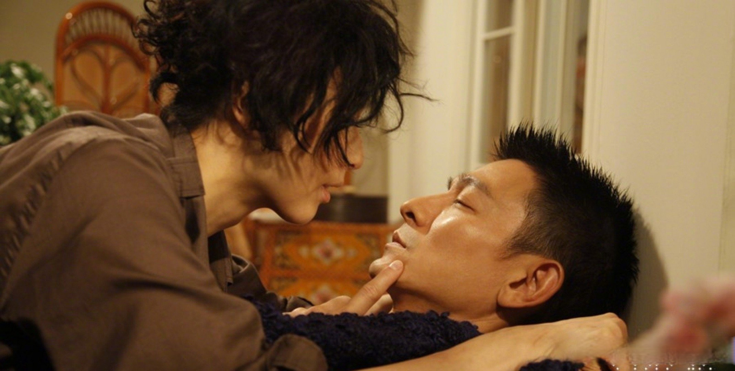 刘德华对郑秀文说我爱你#62岁的刘德华和51岁的郑秀文,含泪的拥抱和