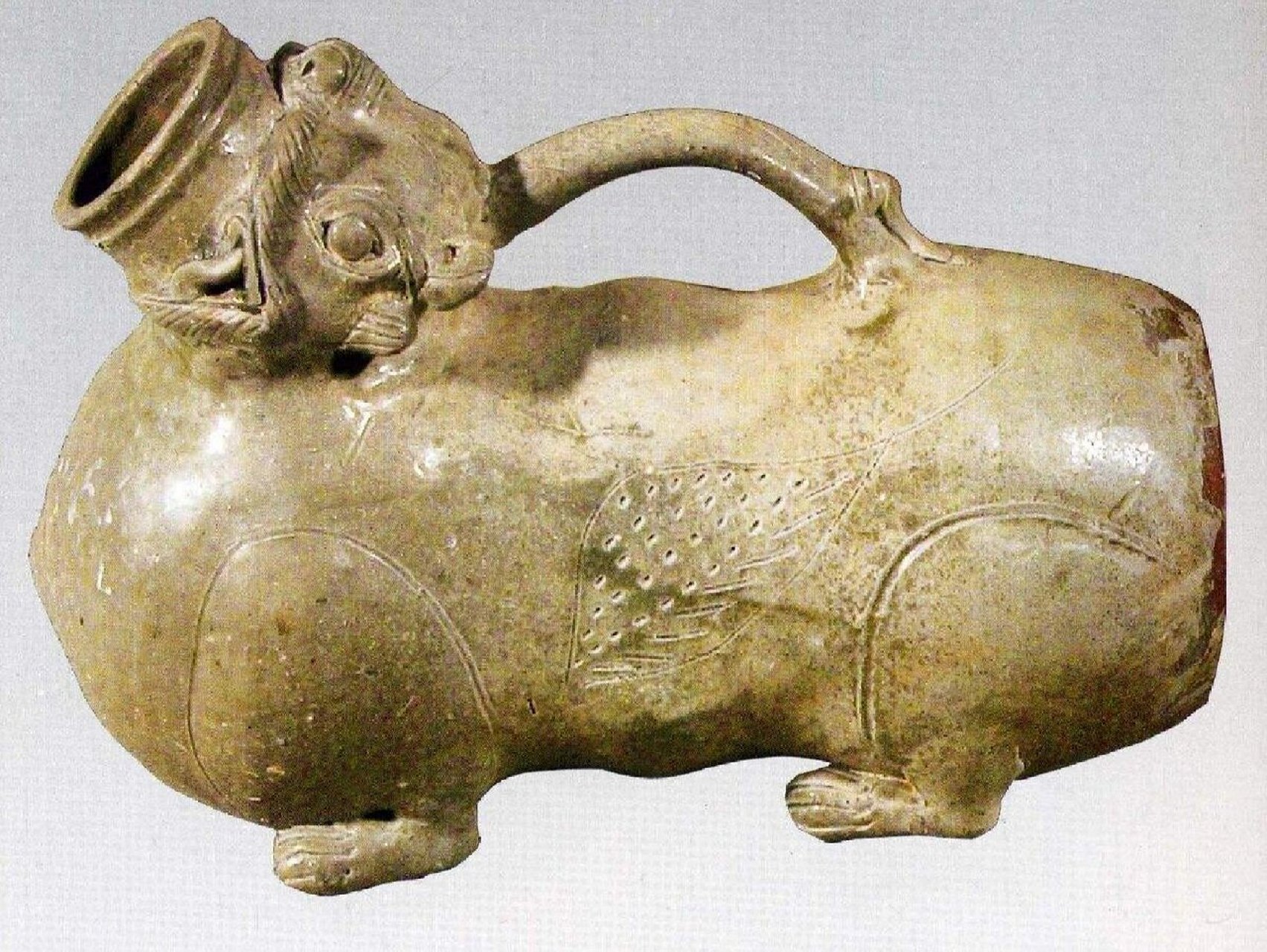 这种器型文物叫"虎子",起源于战国,风行于汉及六朝,各大博物馆基倍技