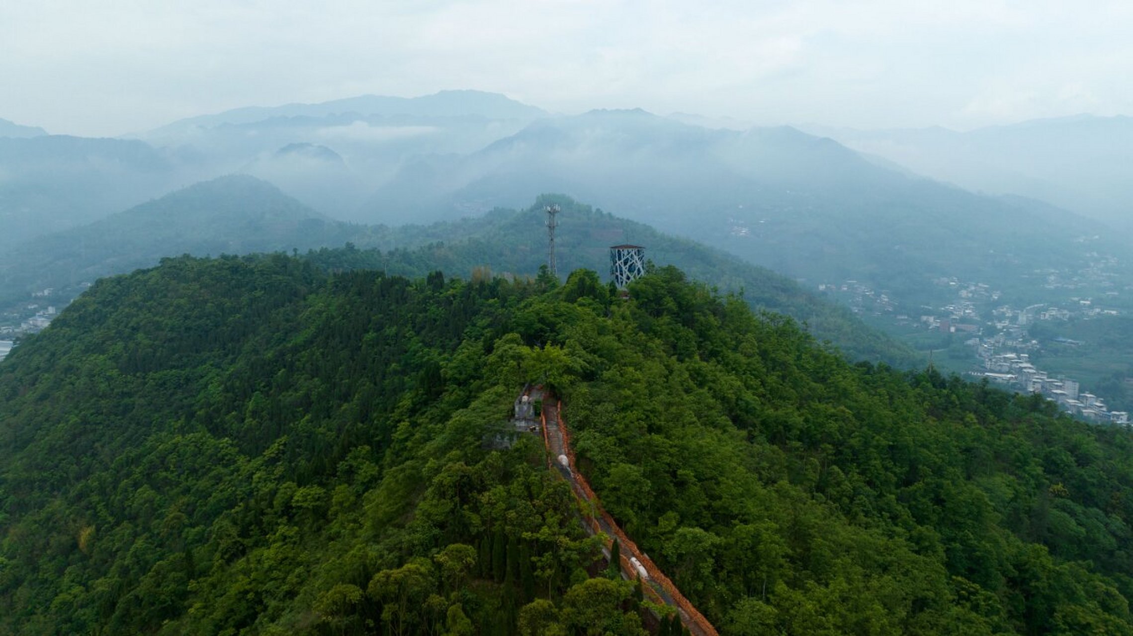 「马边炮台山」 「马边炮台山」县城边上的一座山,后改造成森林公园