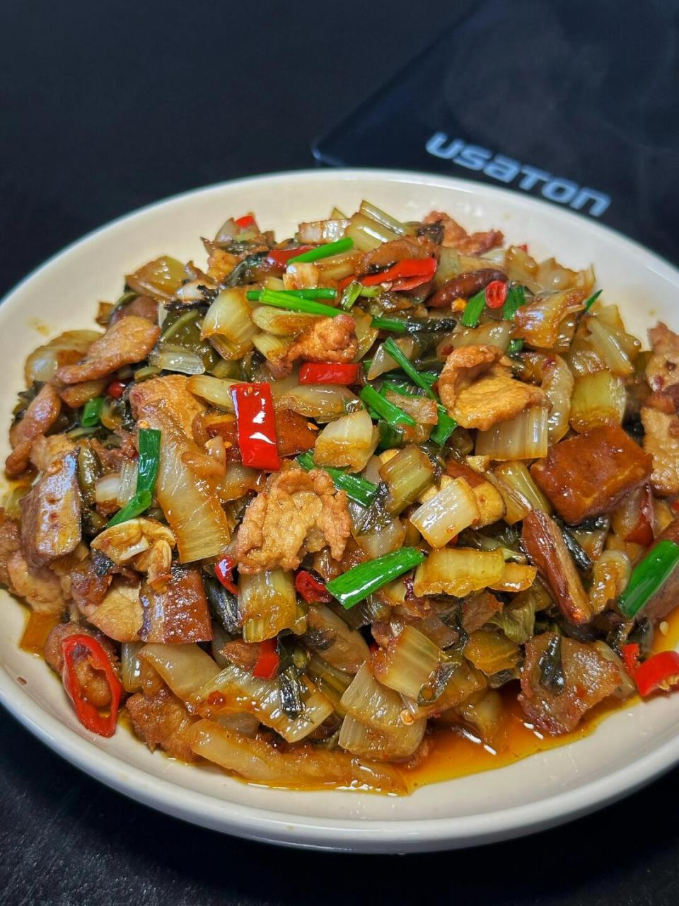 腌白菜杆子炒肉 真的嘎嘎下饭啊～ #家常小菜# #腌白菜炒肉# #咸菜炒