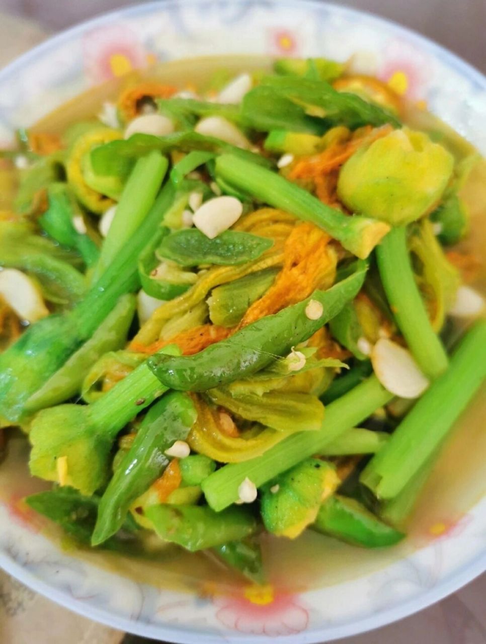 素炒南瓜花 素炒南瓜花 食材:新鲜南瓜花,青辣椒,蒜,油,盐,鸡精 做法