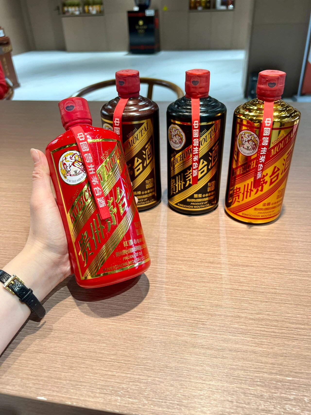 2015年贵州茅台酒股份有限公司将茅台升级四瓶礼盒装,选取爵,鼎,尊,玺