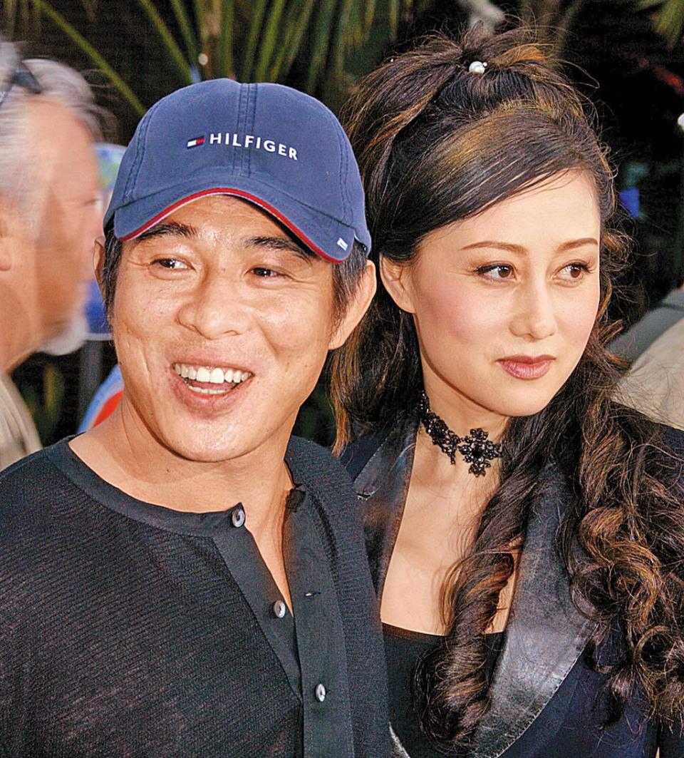 她与李连杰的爱情故事传为佳话,两人育有两个