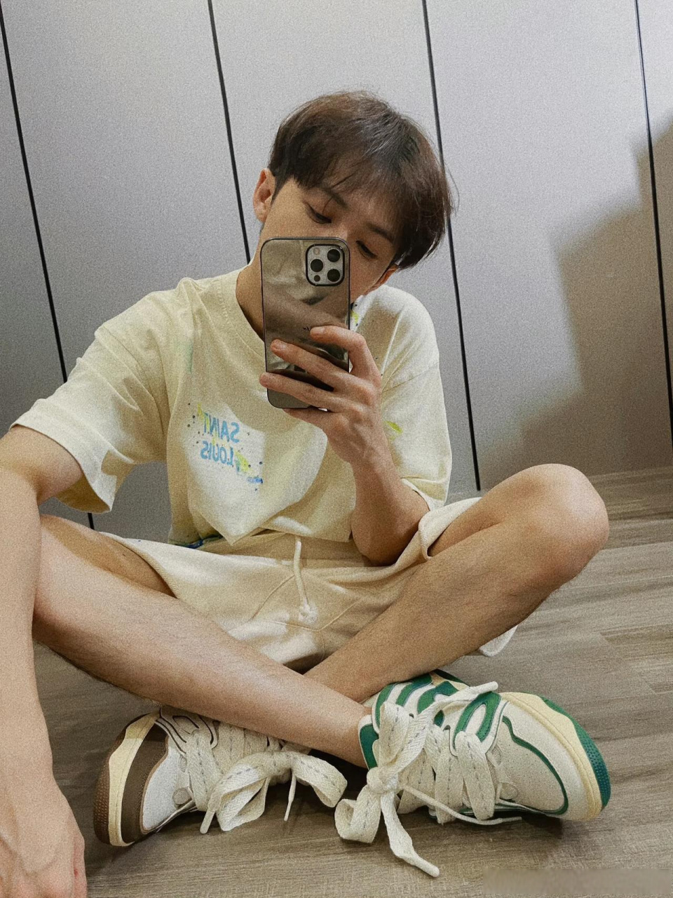 檀健次好瘦哦 看到他发出的照片,这胳膊腿也太细了,多吃点啊!