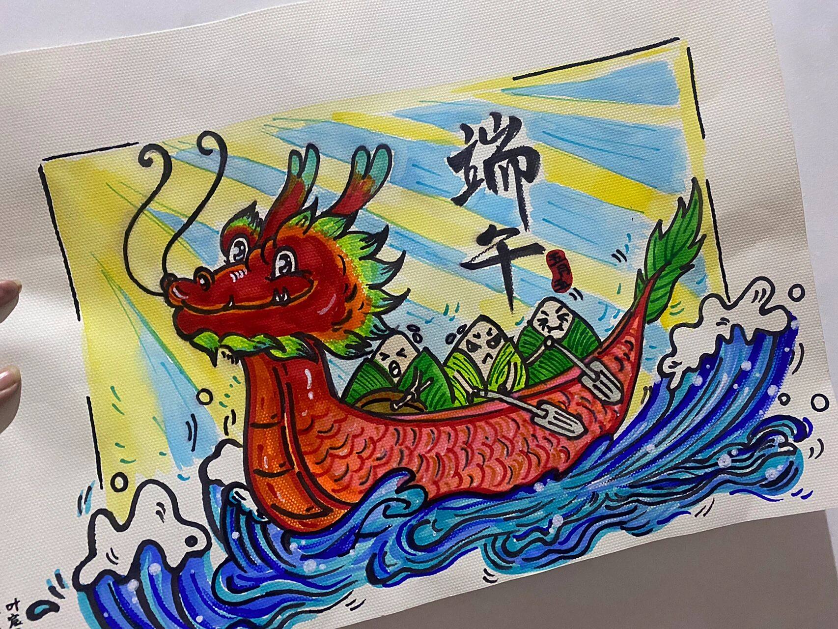 端午小朋友绘画作业—赛龙舟 快到端午节了,小朋友幼儿园布置了画龙舟