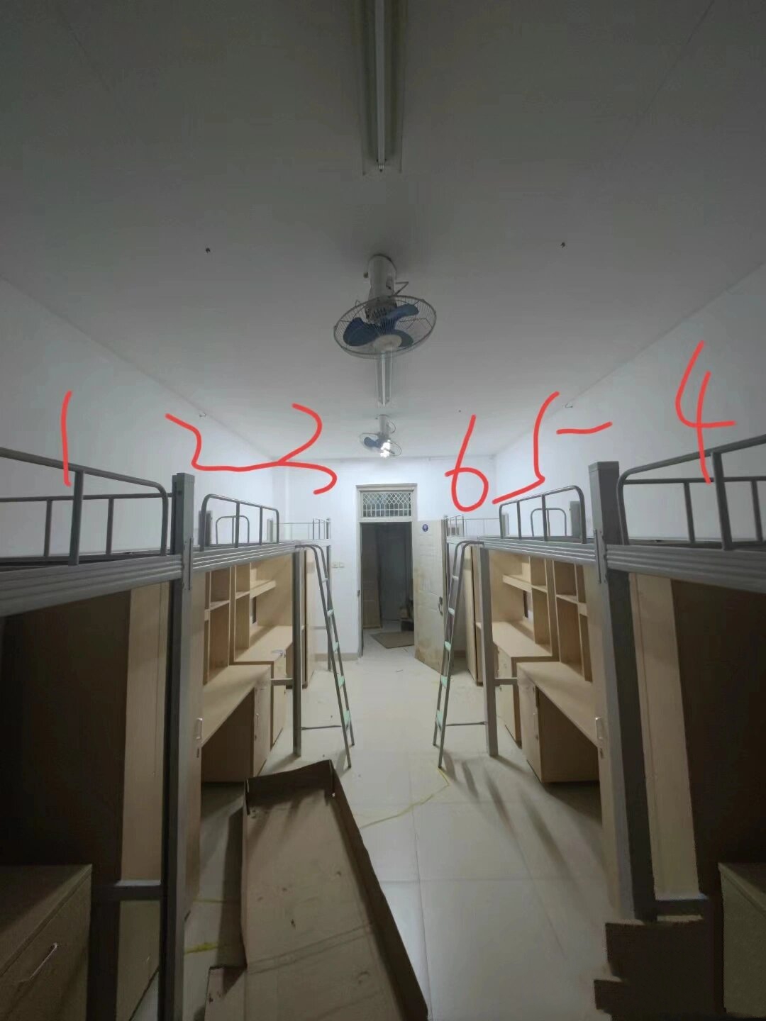 大学宿舍床位六人间