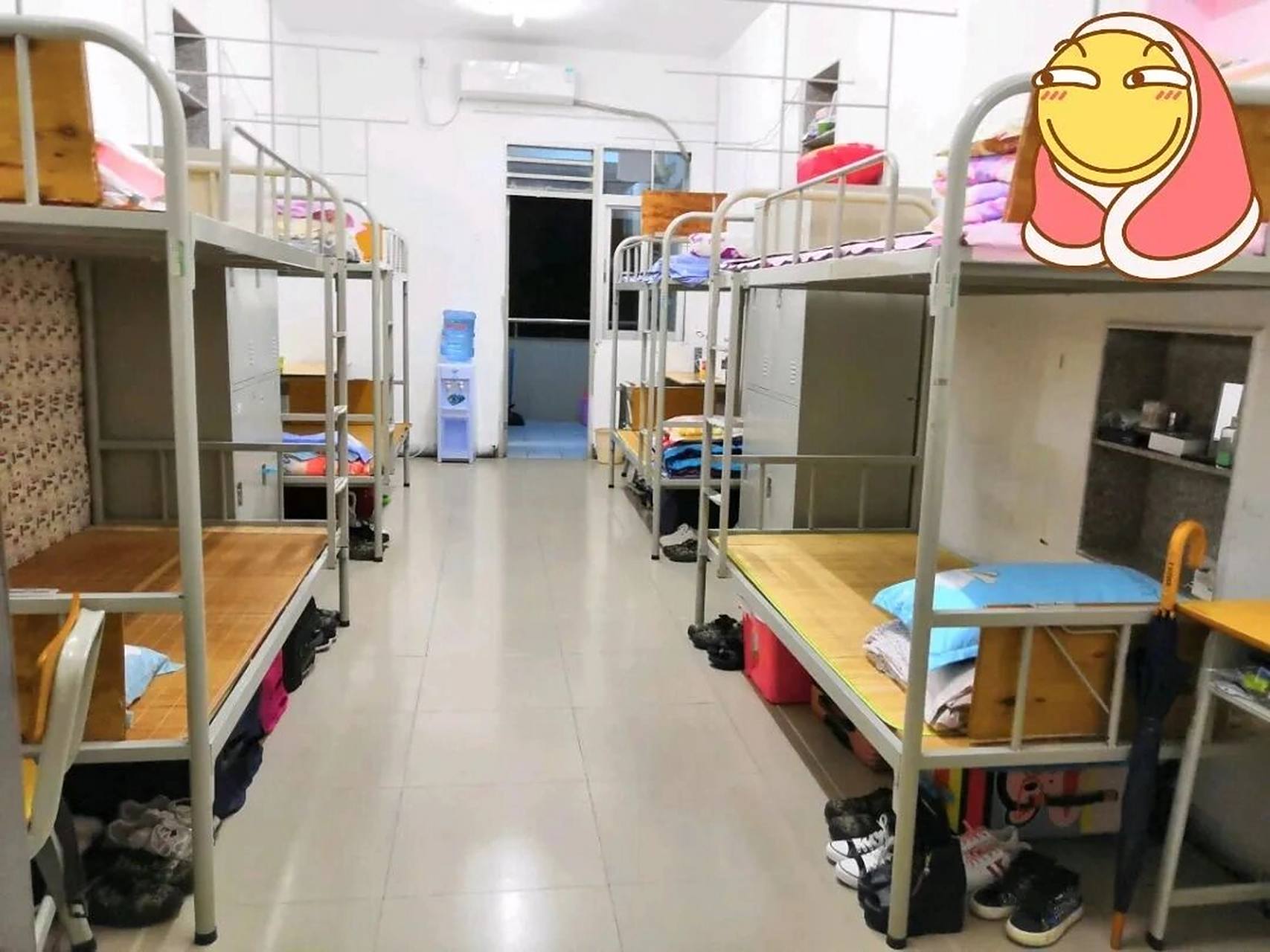 广外艺宿舍篇~ 五山校区宿舍均为上下铺,床铺的规格为90*190cm.