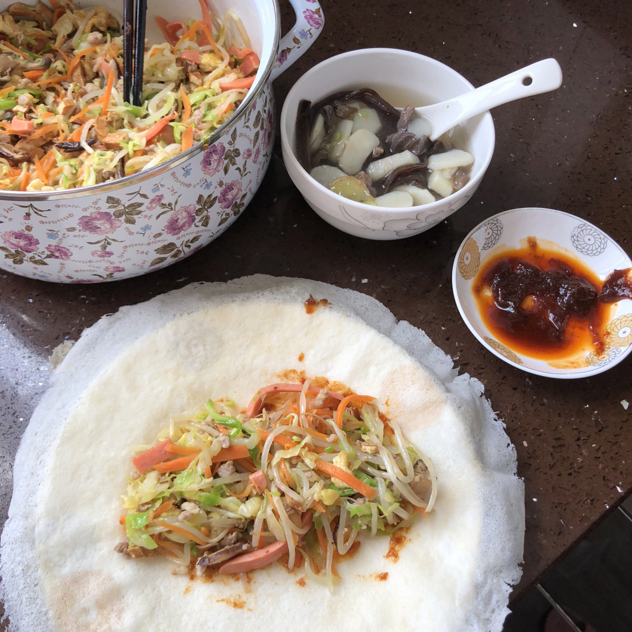 闽南特色|润饼 97闽南特色小吃,润饼菜是春卷的一种,润饼菜是由润饼