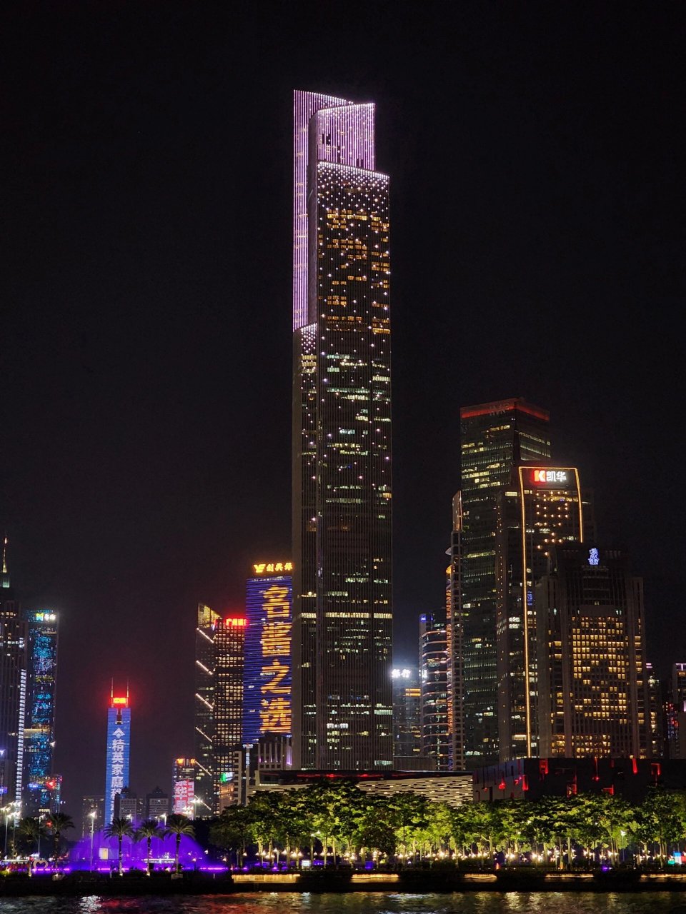 漫步于珠江新城 珠江新城,是广州天河cbd的主要组成部分.