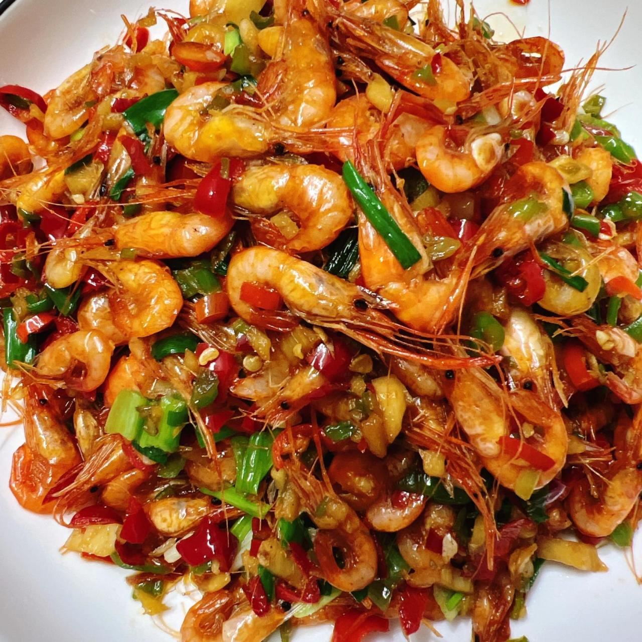 爆炒河虾 1,河虾洗净备用 2,依照图2准备食材备用.