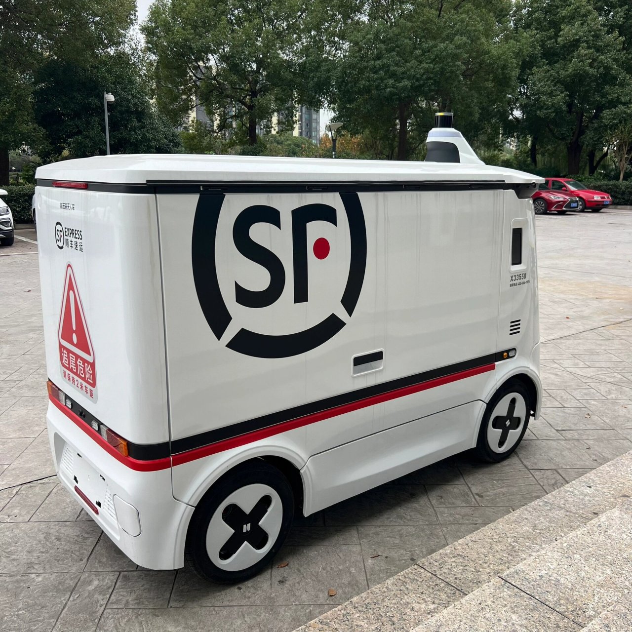 市场门口一早停了两辆顺丰车 和以往的快递车不一样它圆头圆脑的hh