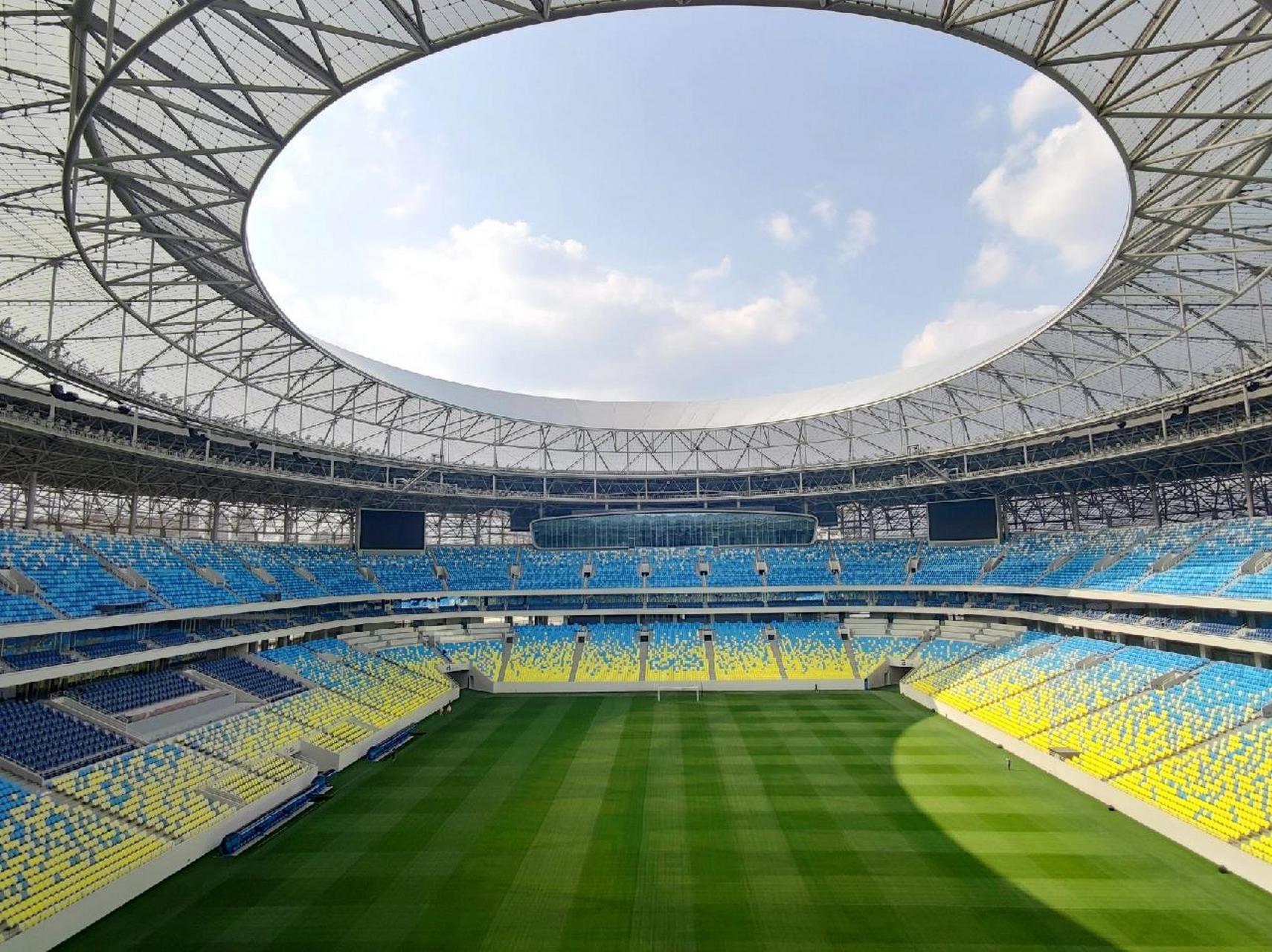 凤凰山专业足球场 这是国内目前顶配了吧 真的有朝圣那味儿了 可惜