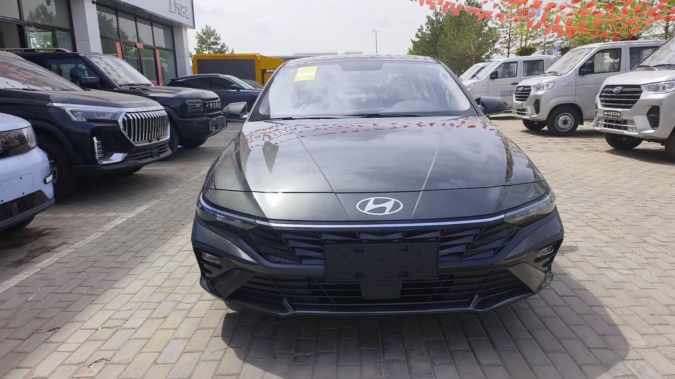 24 款全新八代伊兰特 全球经典家轿 新增亚马逊灰外观色  自动挡起