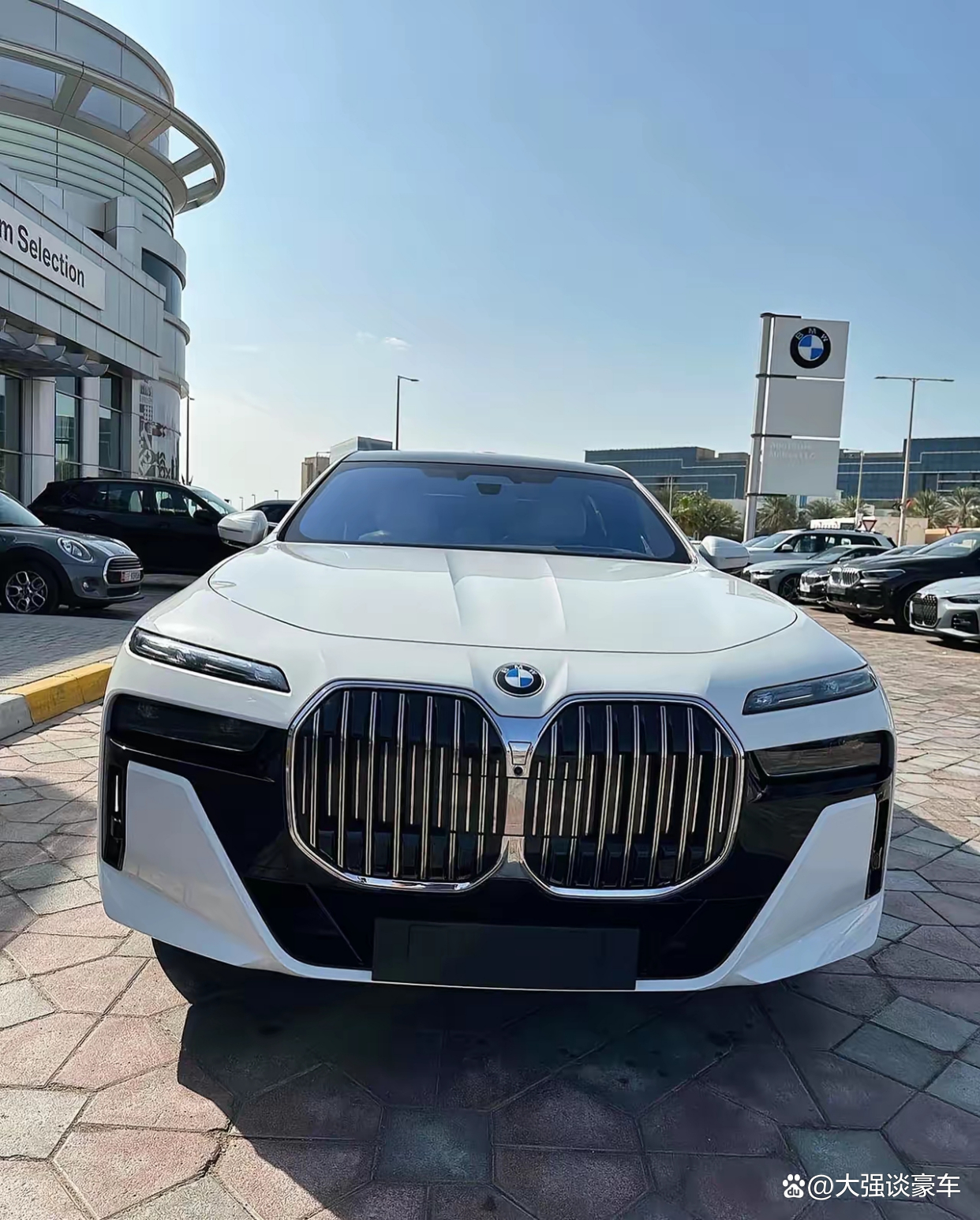 宝马760i,无疑是汽车界的明星,魅力四溢,让人一见倾心!