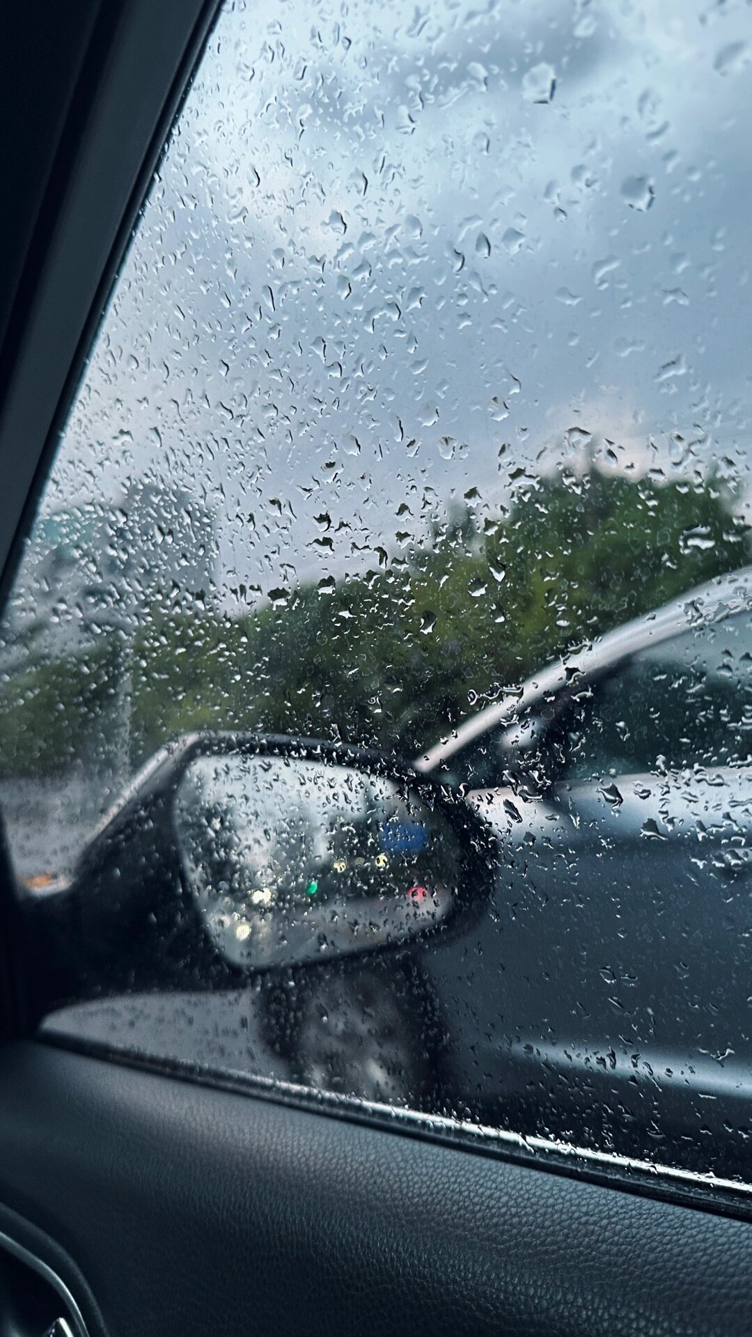 雨滴图片车窗图片