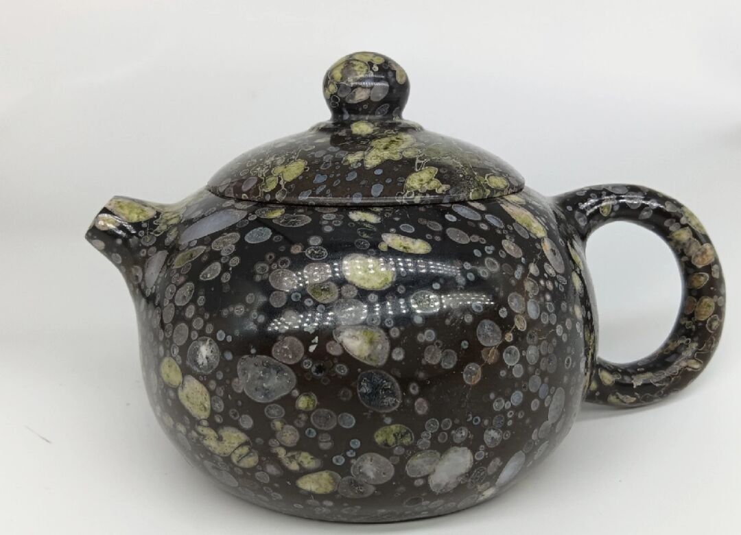 名称:梅花玉(玉石本身五颜六色的梅花图案)(独产于河南洛阳汝阳县)