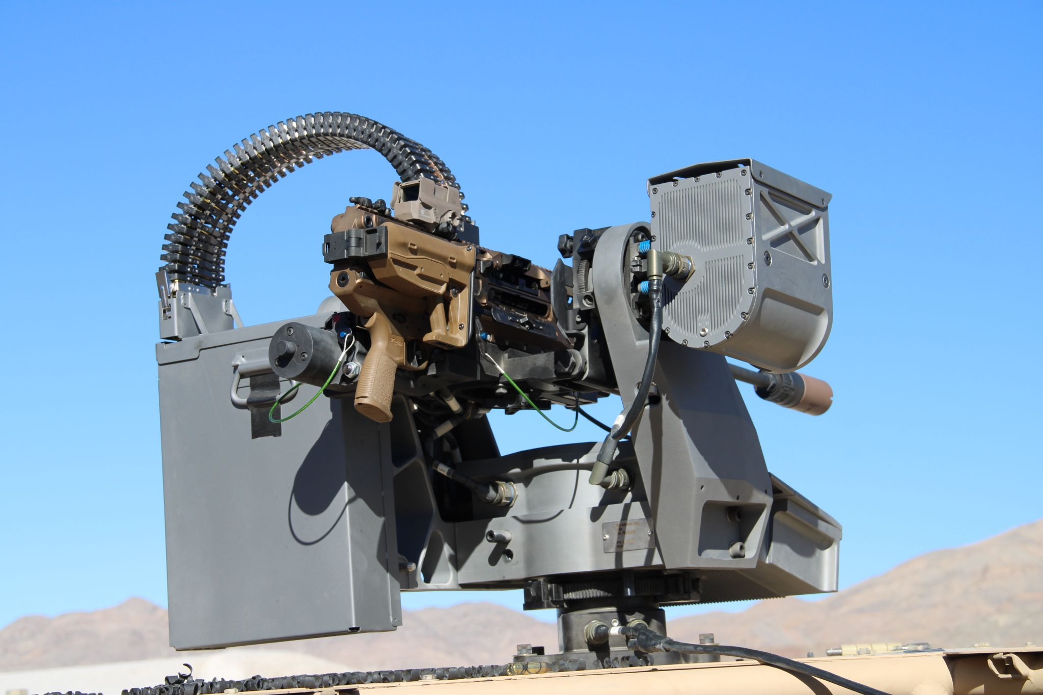 这款rcws配备了mmg338机枪,这是一款多口径机枪,通过更