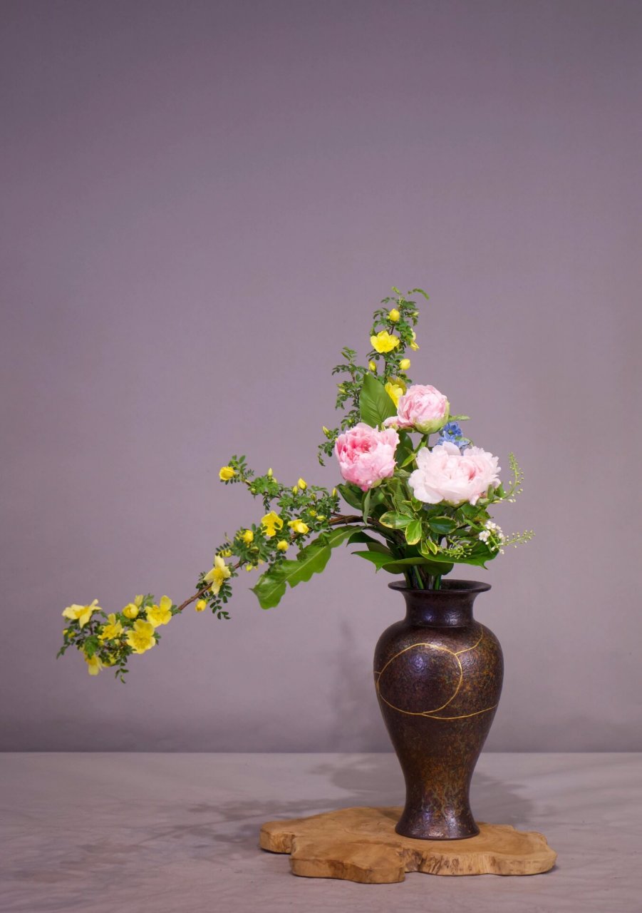 中华花艺|瓶花象地三种插倒挂型 花材:黄刺梅 牡丹