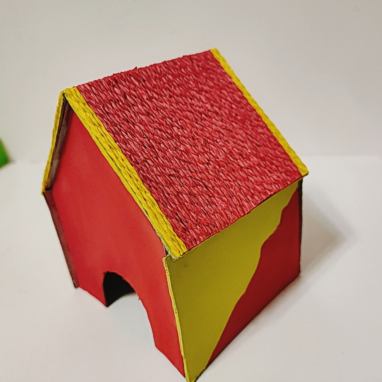 纸板自制仓鼠小房子 上面房顶是用纸线和白乳胶diy的,最大的问题就是