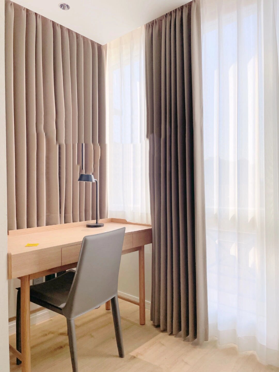 有窗帘盒轨道应用弯曲轨道 通体整根弯轨便于窗帘开合收纳 帘子根据