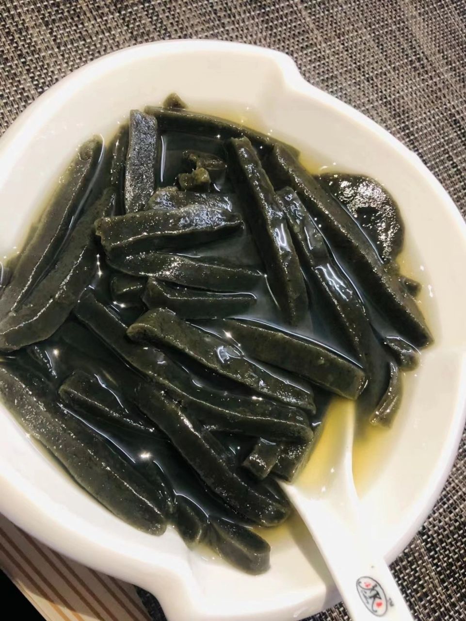 鸡屎藤籺,名字不好听,但吃起来有一股草木的芳香,用的是当地一种叫