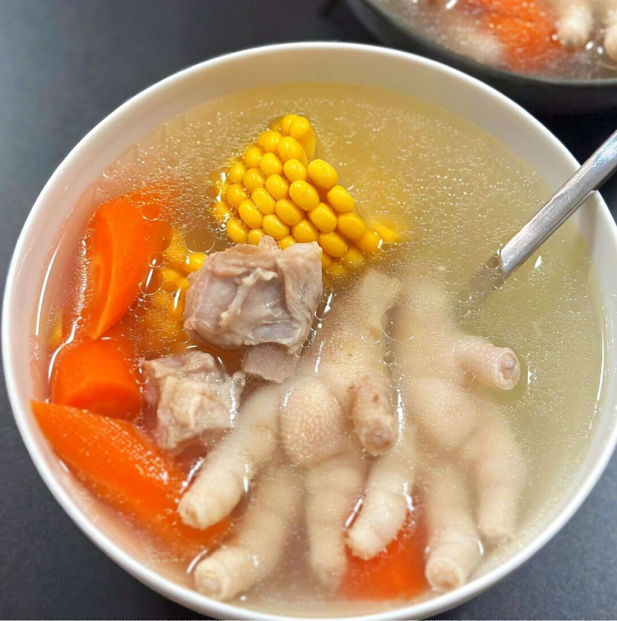 9297煲汤分享|胡萝卜玉米鸡爪汤 步骤: 16615鸡爪剪指甲后