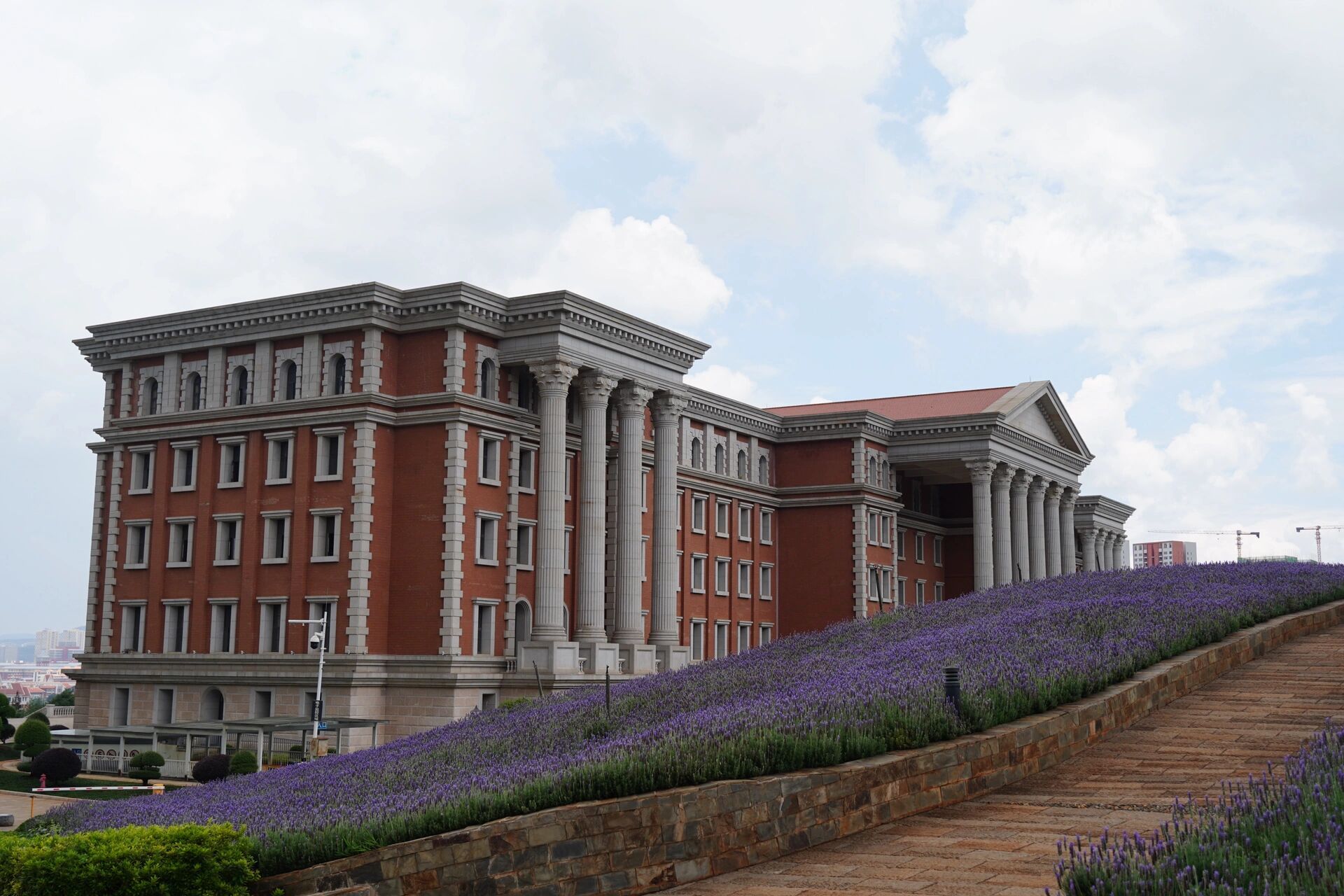 打车到云南大学呈贡校区北门.