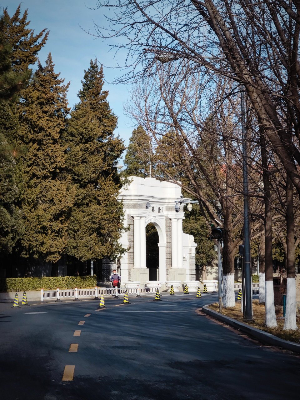 清华大学二校门 听说学校的二校门是用特殊材料重建的,即便是可乐等