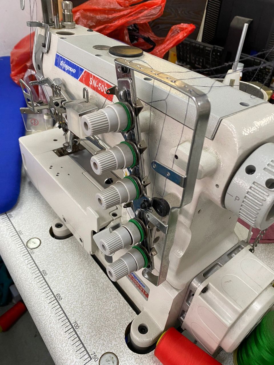 服装机器集:缝纫机 锁边机 冚车 喜欢做衣服,尤其是踩着缝纫机做衣服