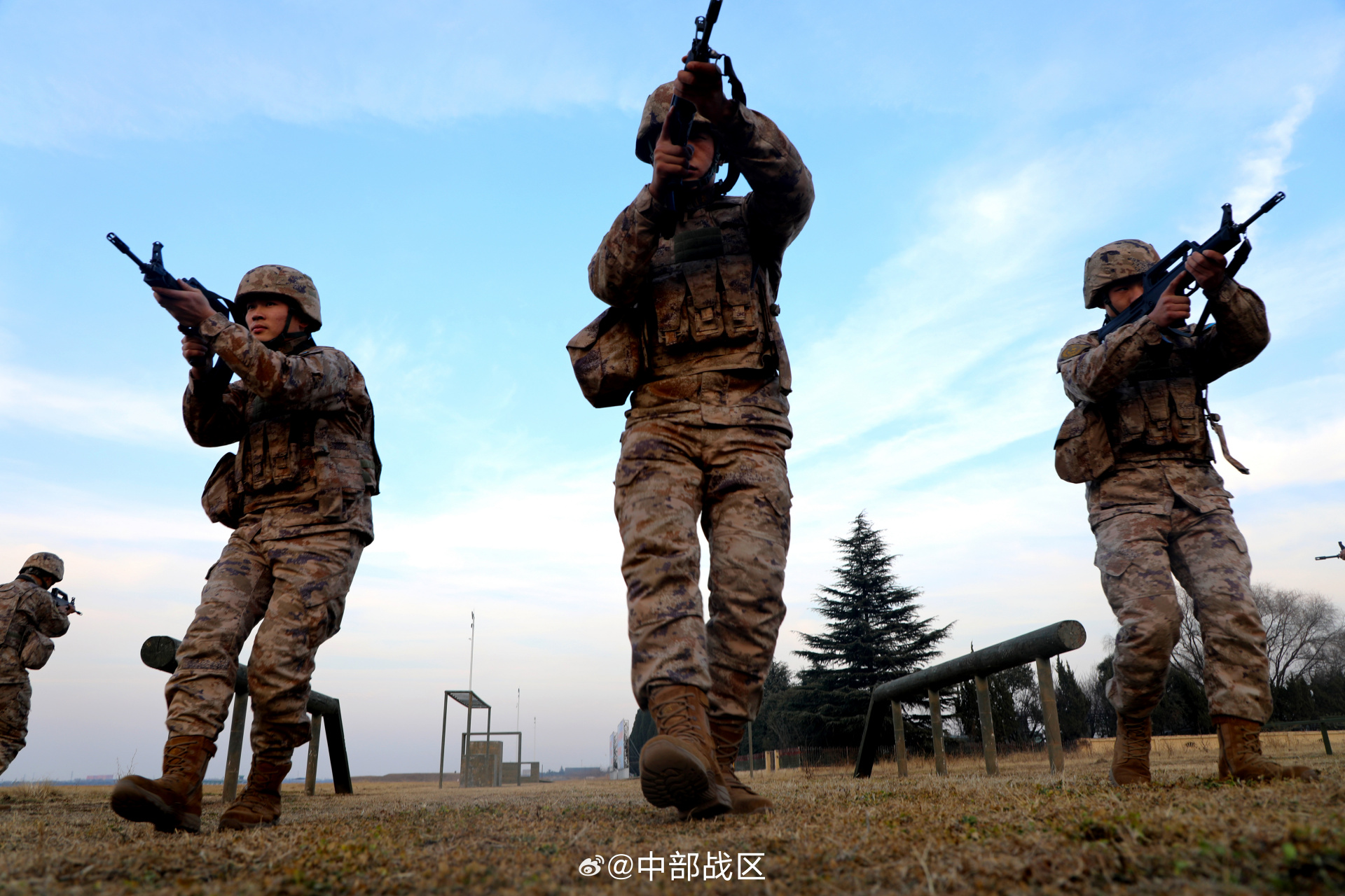 警卫兵训练的样子真帅】近日,中部战区空军某部训练场上,警卫分队全副