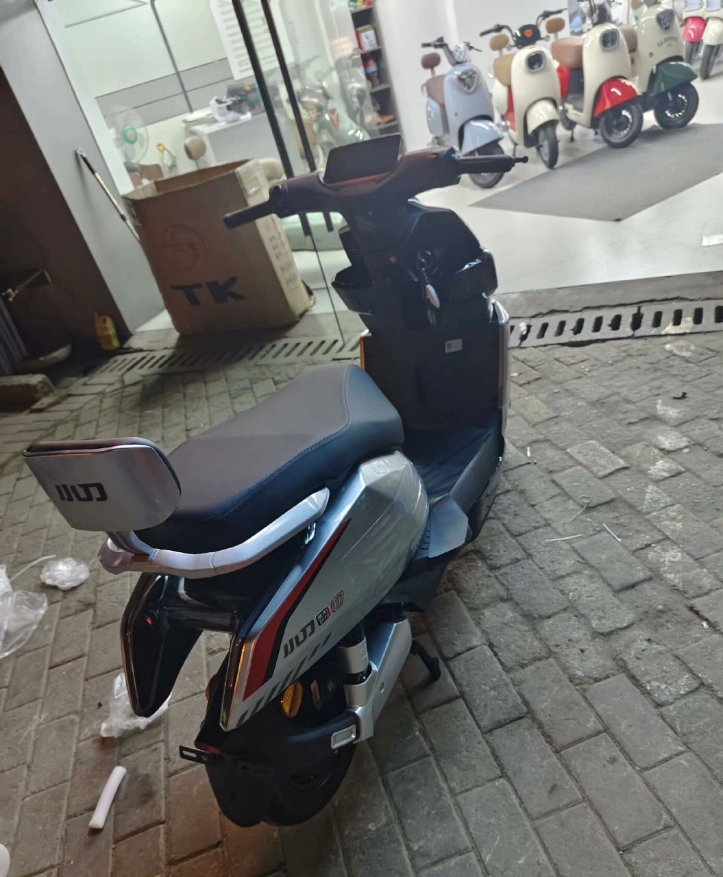 小刀新款电动车 有点像极核?