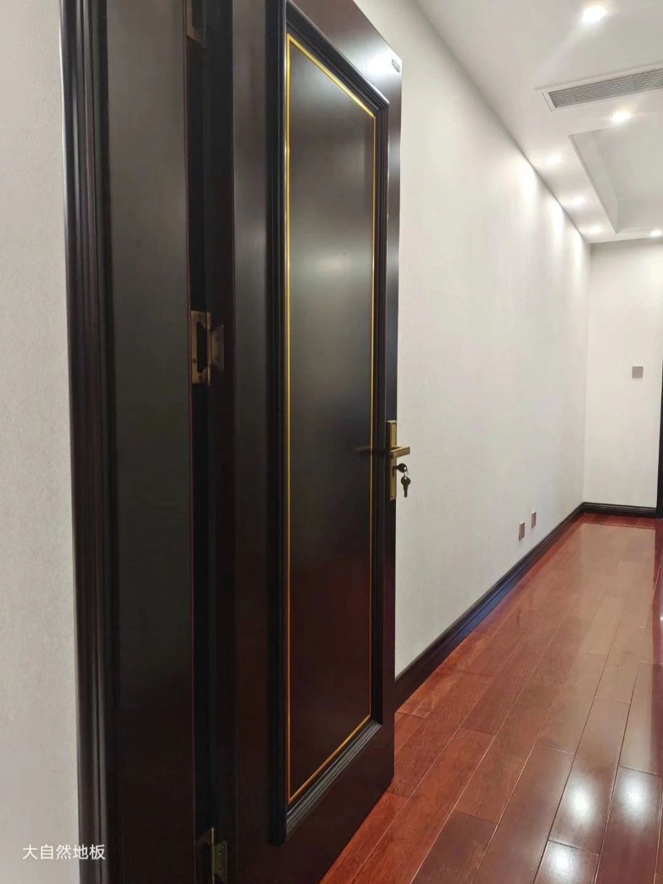 浅色地板配浅门或白门,同色系的搭配使得装修效果显得温馨,简约时 ..